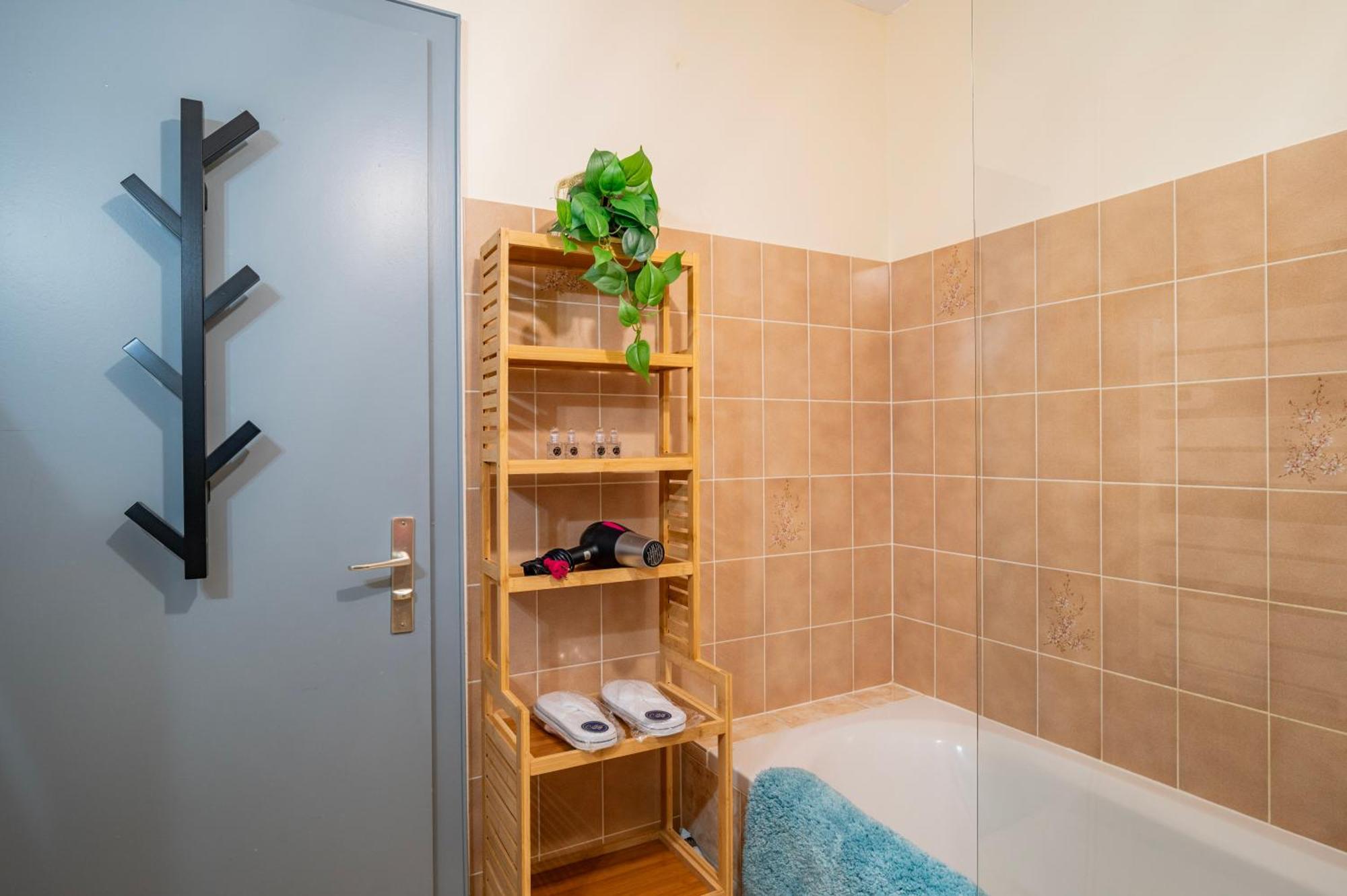 Appartement Cathyvoyages Com - Balcon - Netflix Prime Videoprojecteur - Garage Possible Ou Parking Gratuit Rue - Centre 8 Min Et Gare 5 Min En Tram - Confort Et Proprete Strasbourg