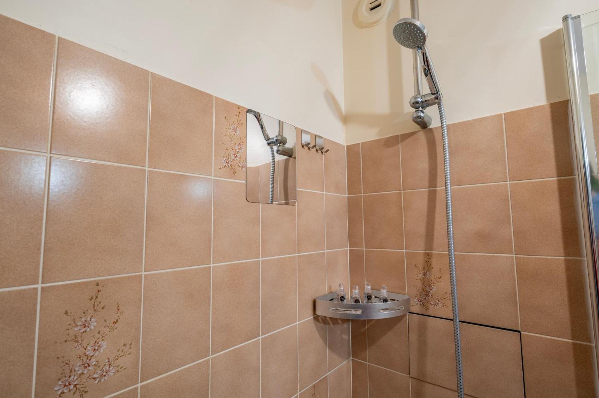 Apartment Cathyvoyages Com - Balcon - Netflix Prime Videoprojecteur - Garage Possible Ou Parking Gratuit Rue - Centre 8 Min Et Gare 5 Min En Tram - Confort Et Proprete Straßburg